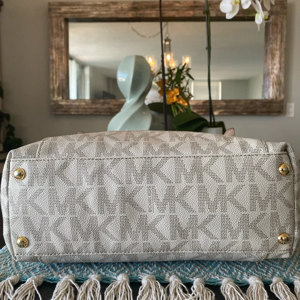 Michael Kors Signature Tote & Wallet Set(White) w/Gold Hardware - Picture 7 of 11